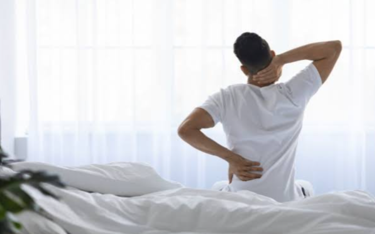 dormir con dolor de espalda