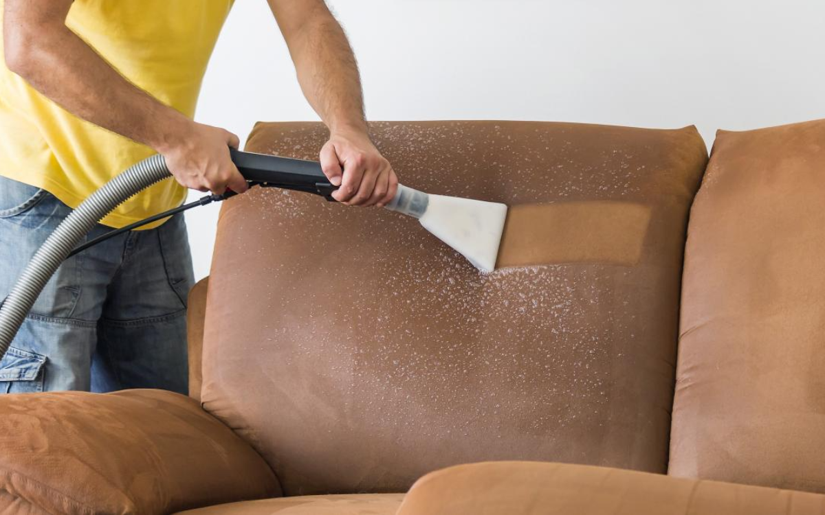 Limpiar un sofa